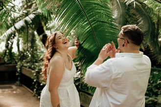 Sesja narzeczeńska Poznań- Roześmiana para podczas sesji we dwoje w ogrodzie.
