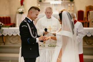 Pan młody zakłada obrączkę pannie młodej w kościele. Karolina & Krzysztof- ślub kościelny