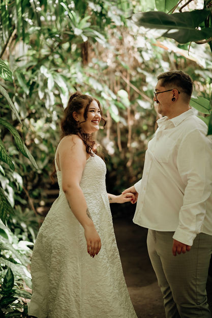 Sesja narzeczeńska Poznań- Uśmiechnięta para w zieleni, sesja we dwoje.