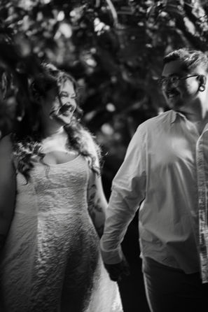 Sesja narzeczeńska Poznań- Sesja we dwoje: para idzie, trzymając się za ręce.