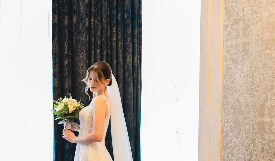 Panna młoda w białej sukni z bukietem, pokój, Oferta ślubna w hotelu