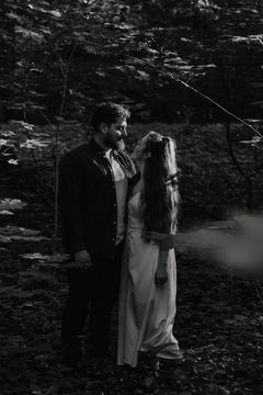Czarno-białe zdjęcie Moniki i Wiktora w lesie Sesja narzeczeńska Jezioro Rusałka Kesja Stępka Fotografia
