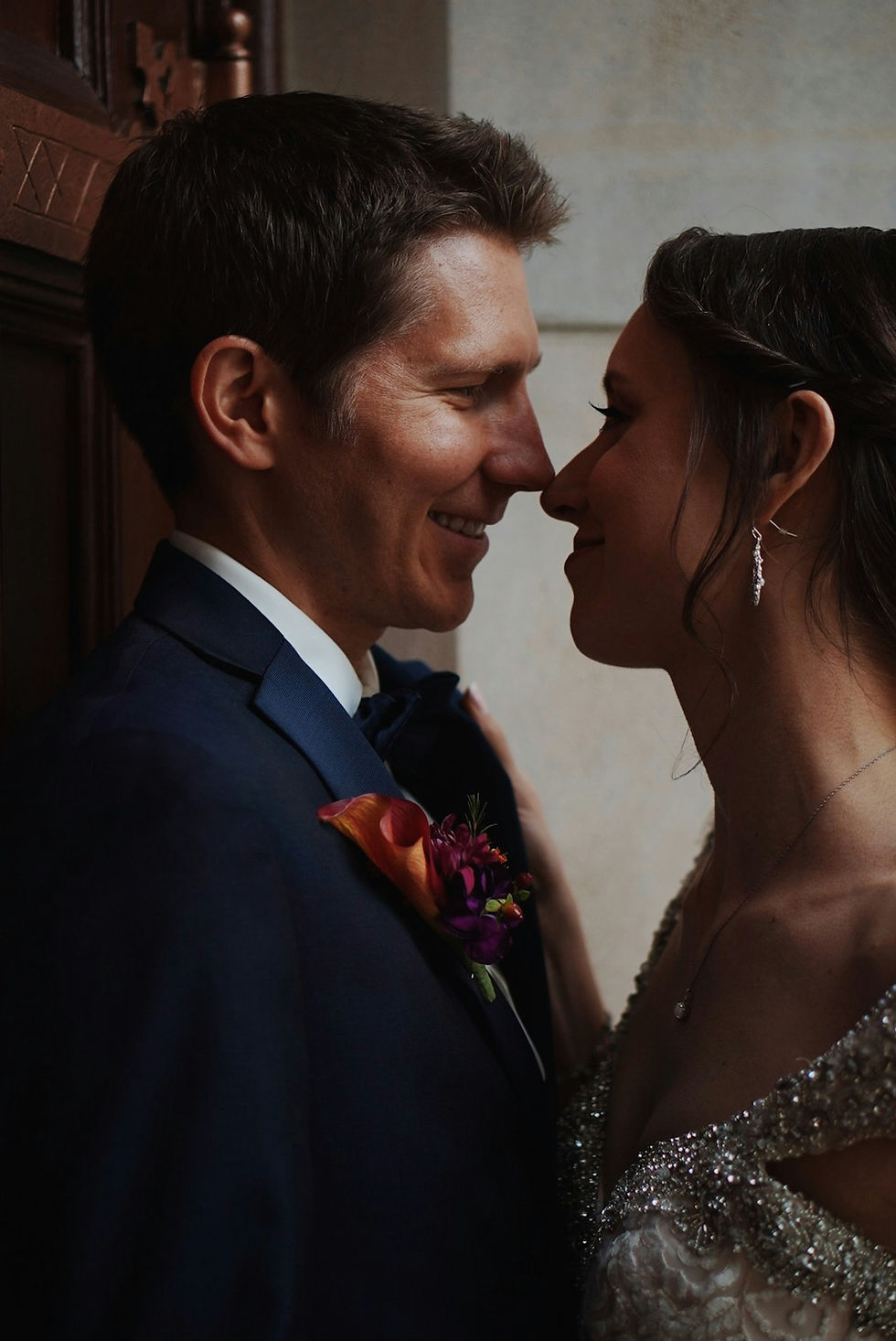 Convidados em conversa próxima durante celebração de casamento intimista