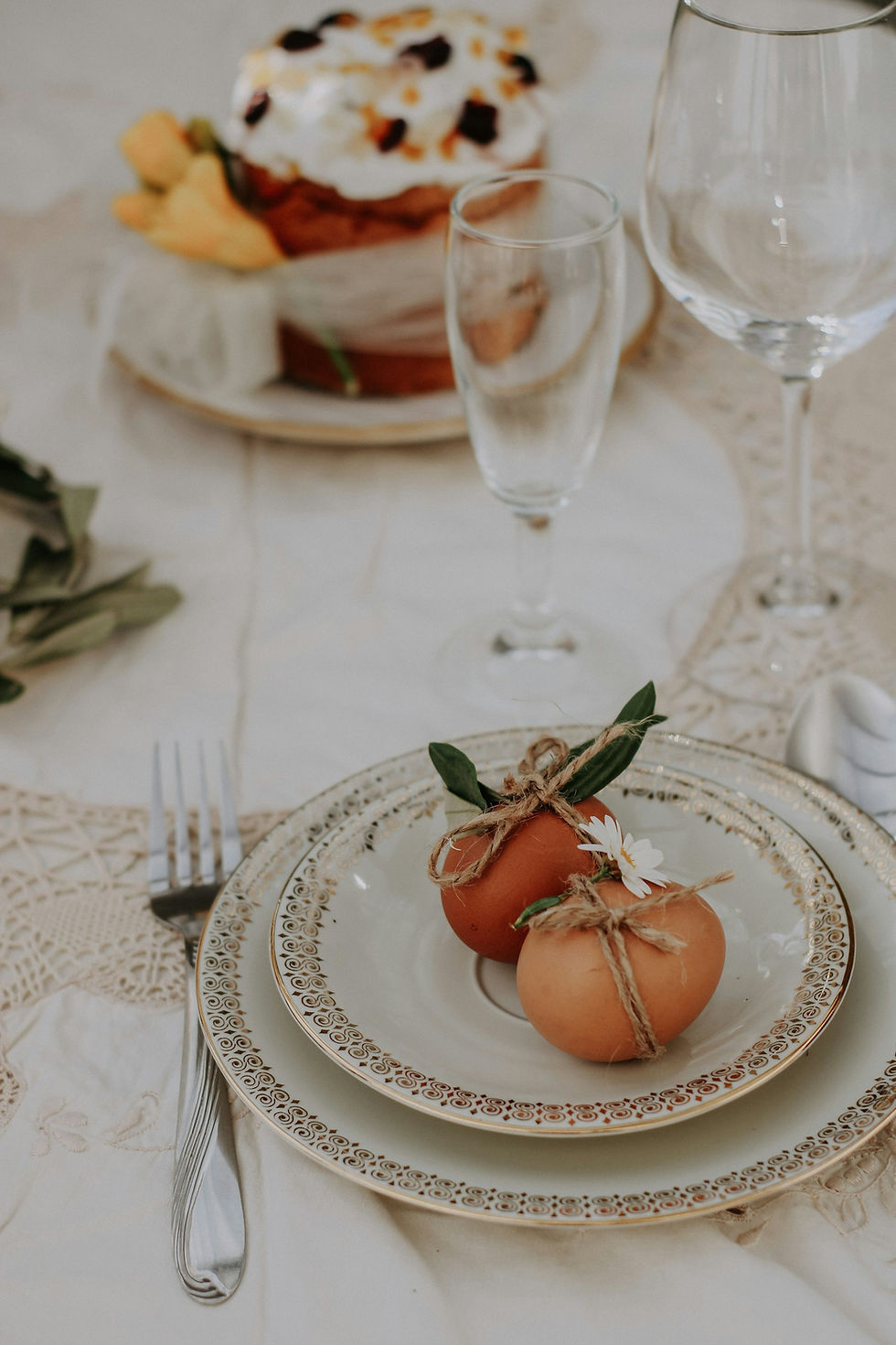 Mesa farta de brunch wedding com queijos, pães artesanais, frutas frescas e flores