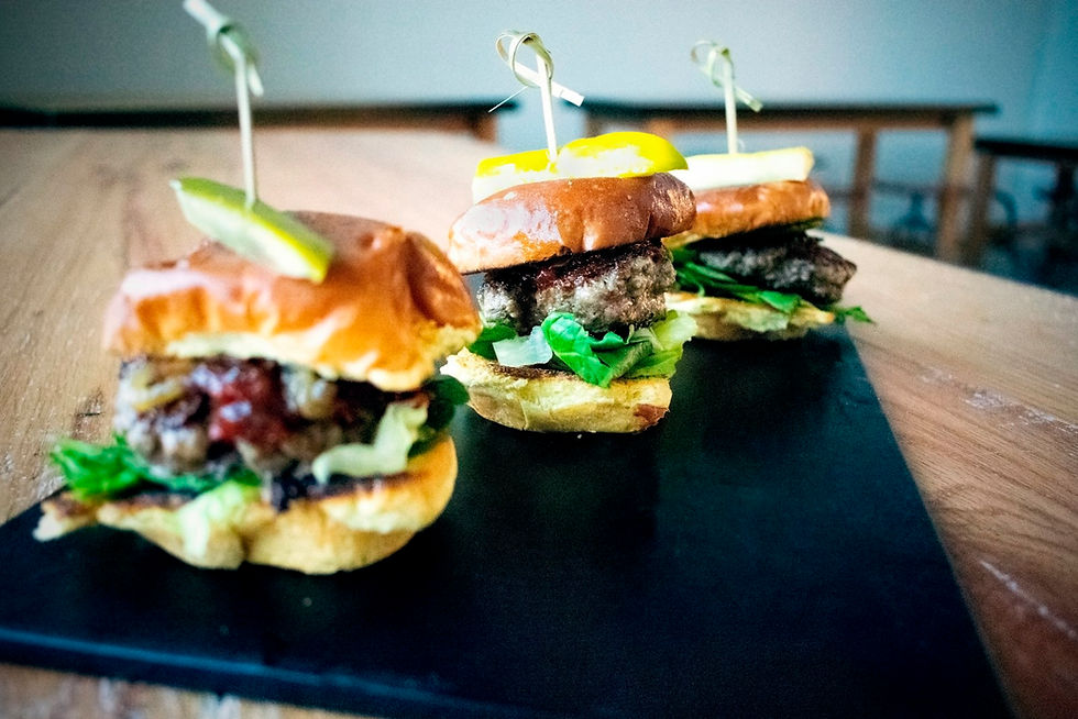 Mini hambúrgueres servidos como late night snack em bandeja