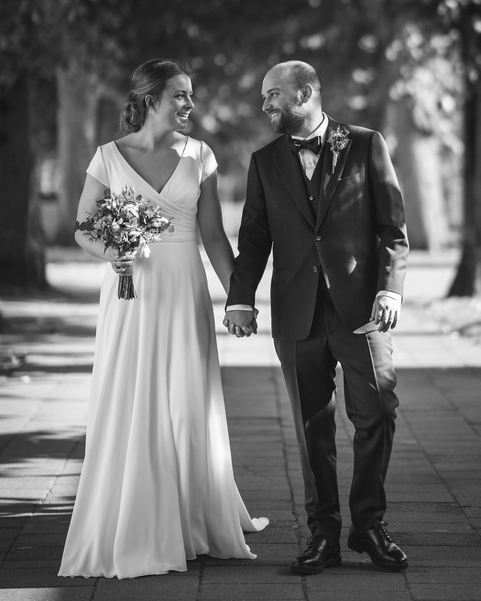 Cerimônia de casamento de dia ao ar livre com luz natural e convidados ao fundo