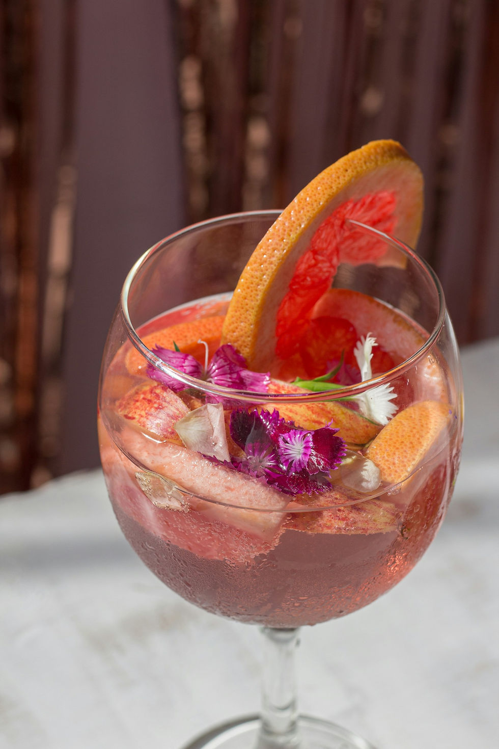 Drink autoral de casamento com flor comestível e guarnição botânica