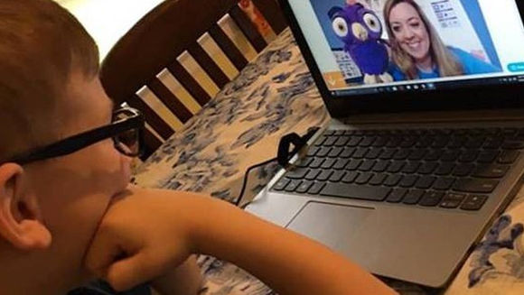 Educadores em muitos estados relatam baixo atendimento de e-learning