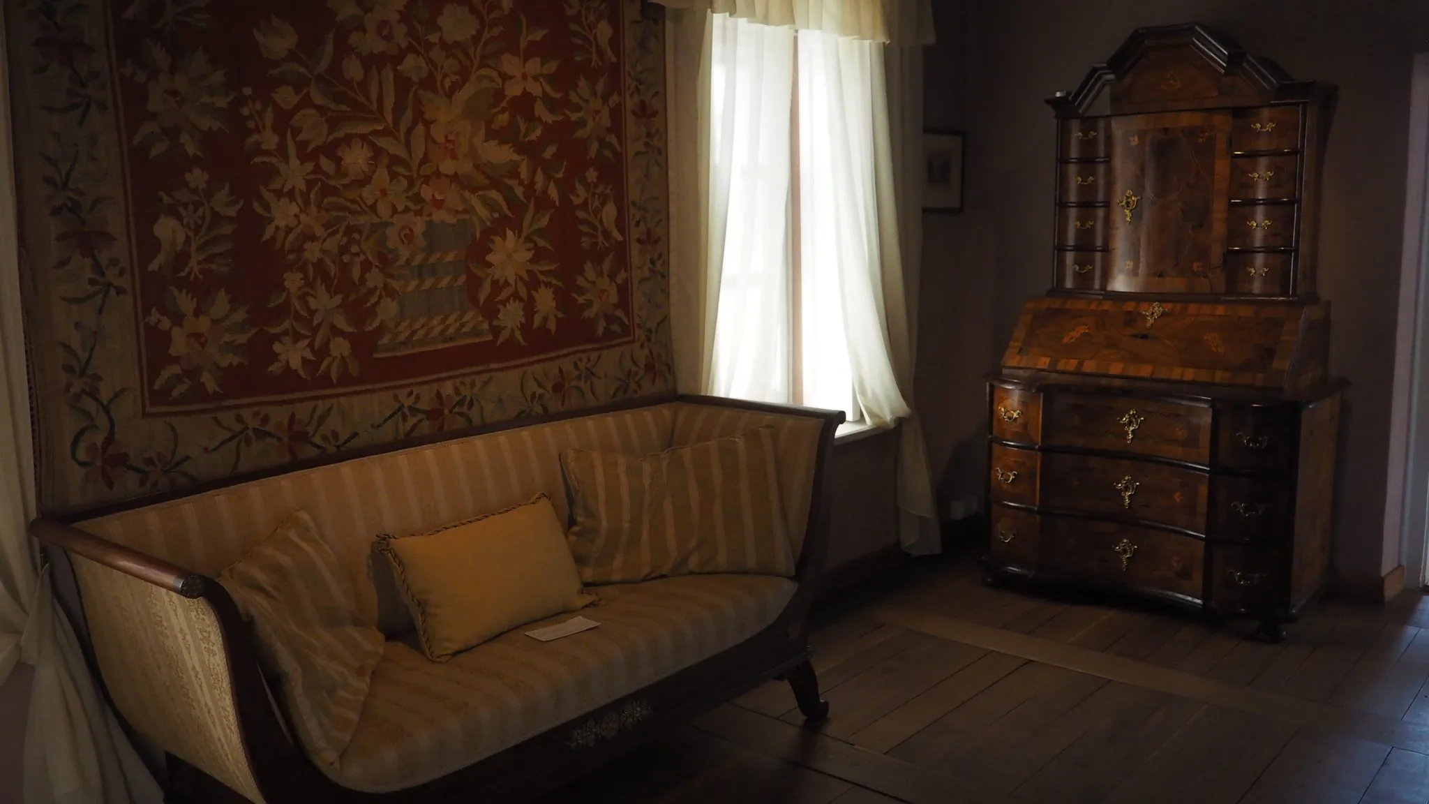 רהיטים תקופתיים בבית שופן בז'לזובה וולה, שחזור אווירת המאה ה-19