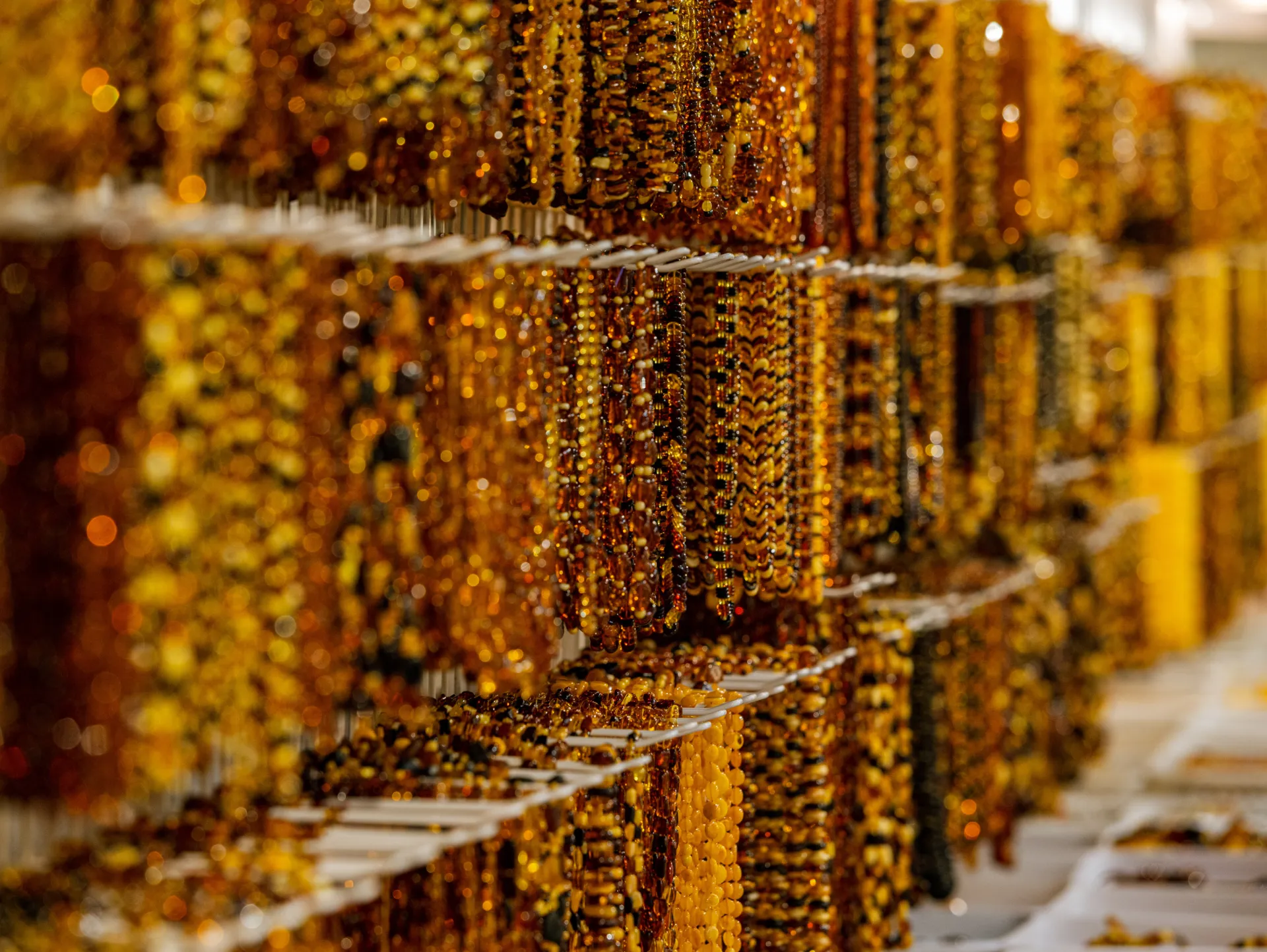 מזכרות מומלצות מוורשה – תכשיטי ענבר אותנטיים בחנות בעיר העתיקה