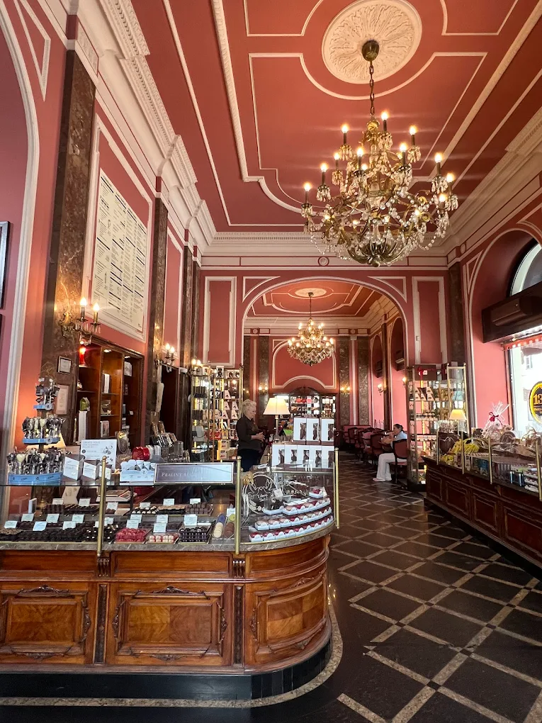 מזכרות מומלצות מוורשה – חנות שוקולד Wedel ברחוב Szpitalna בוורשה