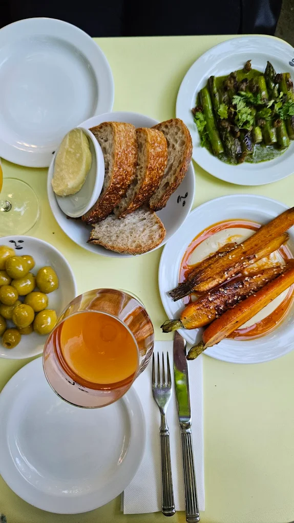 בית קפה בוורשה – טוסט עם חמאת אגוזים ויין בוקר ברסקל