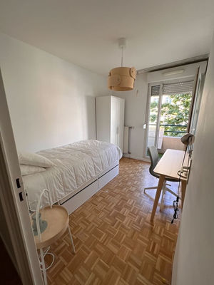 Chambre meublée lumineuse avec lit simple et bureau à Villeurbanne