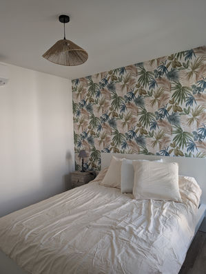 Chambre en location à Villeurbanne avec papier peint tropical