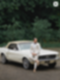 Marié assis sur une Mustang blanche pour son film de mariage