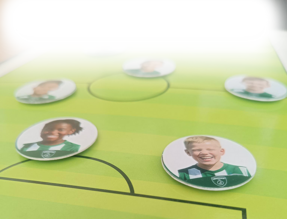 Équipe de jeunes footballeurs sur un terrain