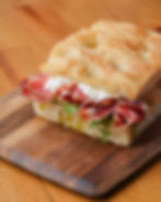 Sandwich focaccia au prosciutto, burrata et roquette
