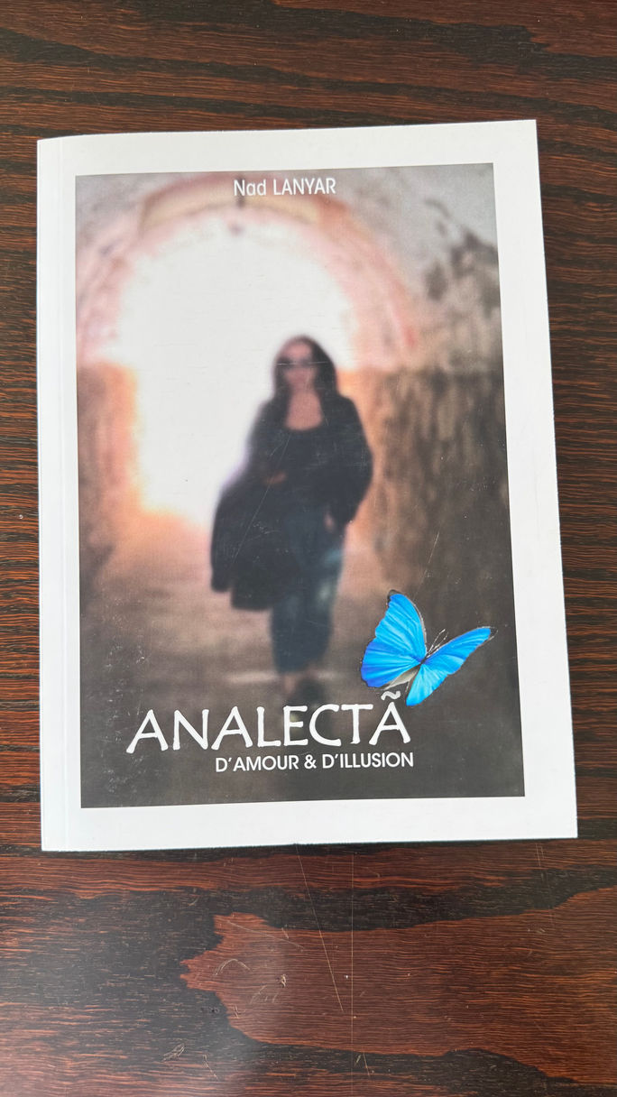 Femme floue, papillon bleu, "ANALECTA D'AMOUR & D'ILLUSION"