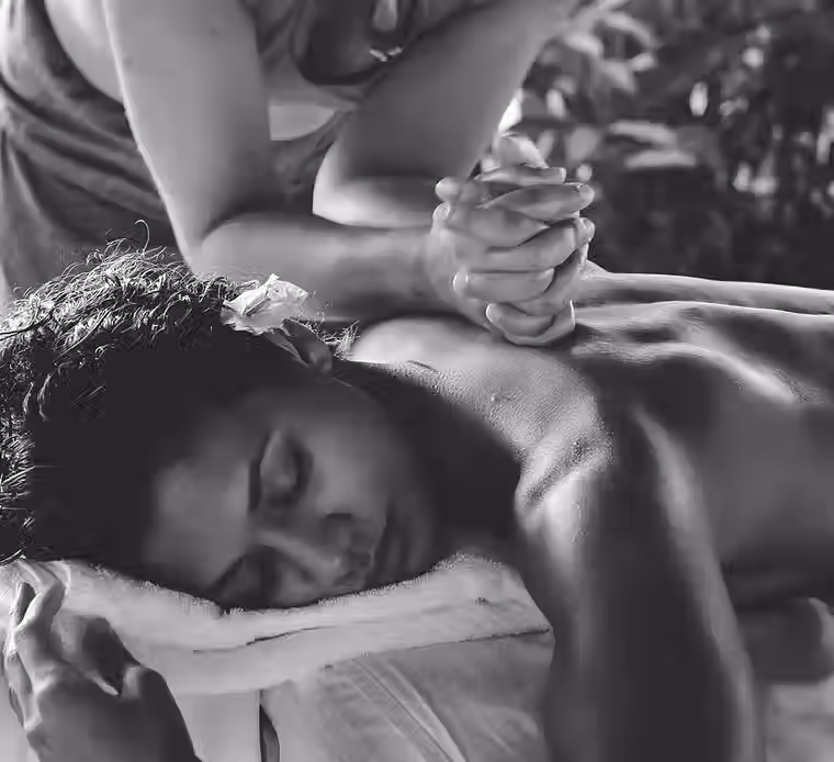 Massage hawaïen Lomi Lomi à Pau au Namasté Studio, grands mouvements ondulants des avant-bras sur le dos pour libérer les tensions en profondeur