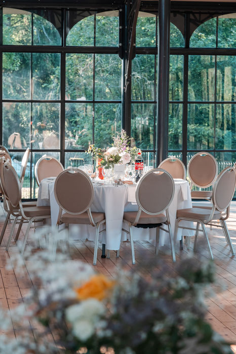 Table de mariage décorée, idéale pour un vidéaste mariage.