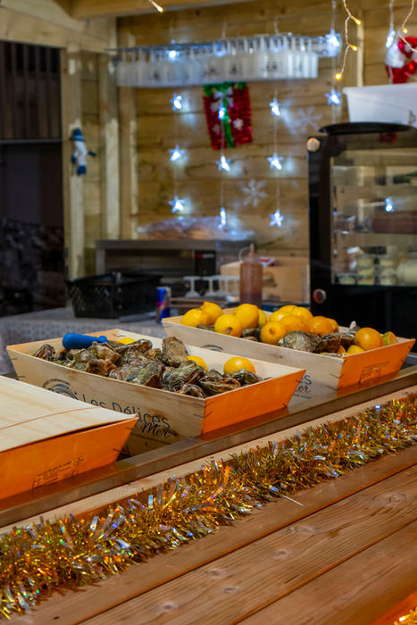 Plats de nourriture avec des courges, décorations de Noël