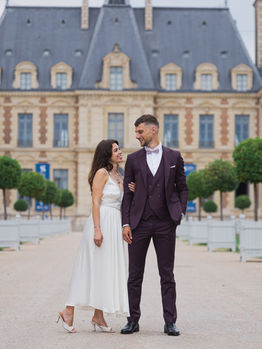 Couple marié devant un château par un photographe mariage.