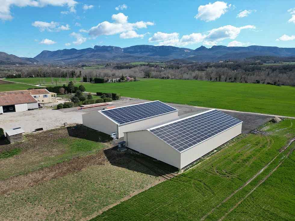 Bâtiments avec panneaux solaires en milieu rural
