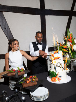 Mariés découpant leur gâteau par un photographe mariage.