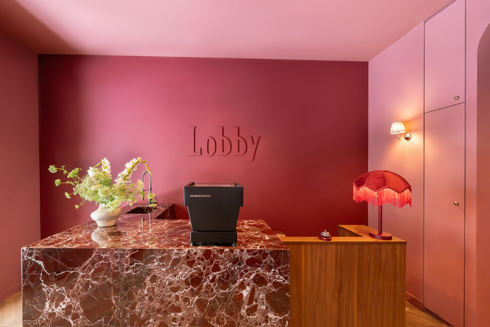 Réception d'hôtel élégante avec le mot "Lobby"