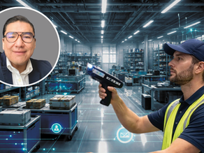 Operador de almacén utilizando un lector de códigos de barras para validar inventario con visibilidad digital en tiempo real en un entorno logístico.