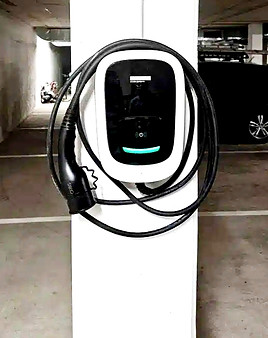 Cargar-tu-coche-electrico-en-un-parking-