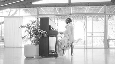 hero-piano-bw.jpg