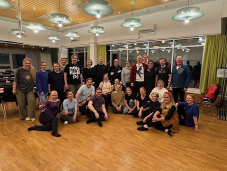 Tanssin riemua jäsenillassa