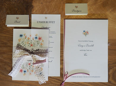 Papeterie-Set für eine Hochzeit mit Einladung, Platzkarten, Kirchenheft und Menükarte