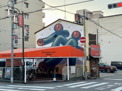 大阪の此花区で描かれたポルトガル出身のアーティスト「MOTS」によるミューラルアートの作品