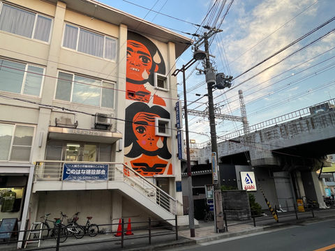 大阪の此花区で描かれたブラジル出身のアーティスト「SPETO」によるミューラルアートの作品