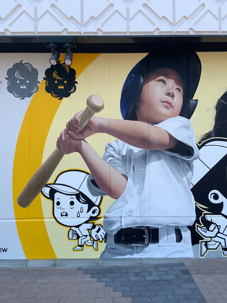 <img src="mural.jpg" alt="甲子園にある施設甲子園プラスへのミューラル">