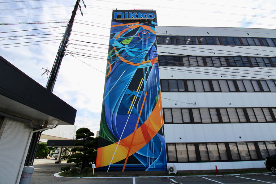 <img src="mural.jpg" alt="工株式会社の本社に描かれたミューラル">