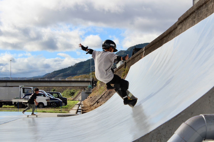 <img src="mural.jpg" alt="岡山県真庭市に描かれた1000平米の床面アート">
