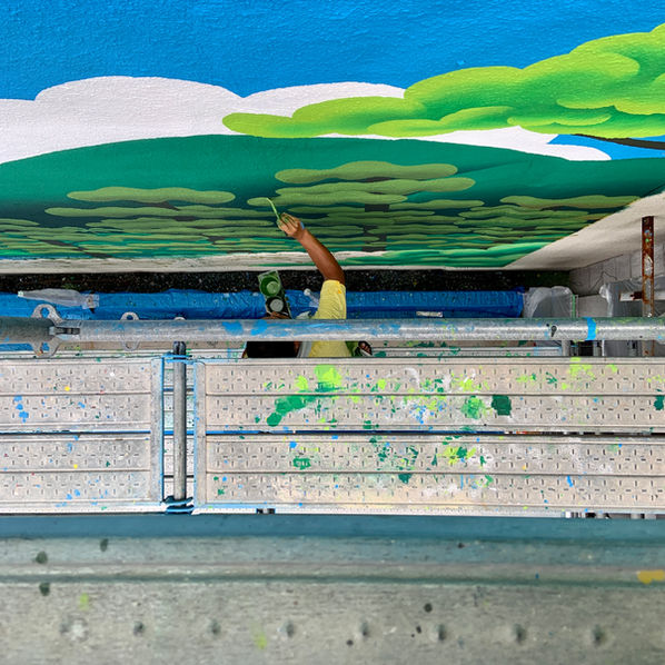 <img src="mural.jpg" alt="関西みらい銀行の壁面に描かれたミューラル">