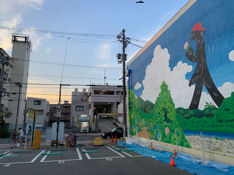 <img src="mural.jpg" alt="関西みらい銀行の壁面に描かれたミューラル">