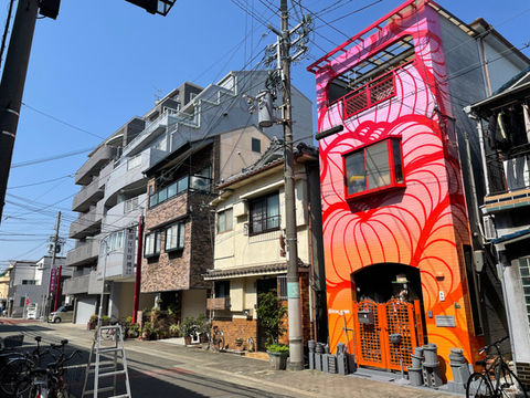 大阪の此花区で描かれたイギリス出身のアーティストINSAによるミューラルアートの作品