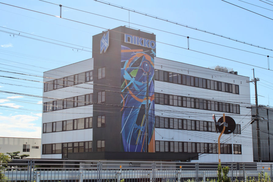 <img src="mural.jpg" alt="工株式会社の本社に描かれたミューラル">