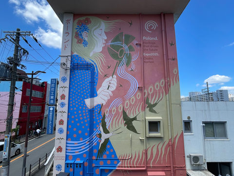 大阪の此花区で描かれたポーランド出身のアーティストアレクサンダラによるミューラルアートの作品