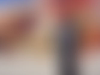 大阪・南茨木の新築分譲マンション「イニシア南茨木」の建設地の仮囲いの前に立つ早川綺音さん