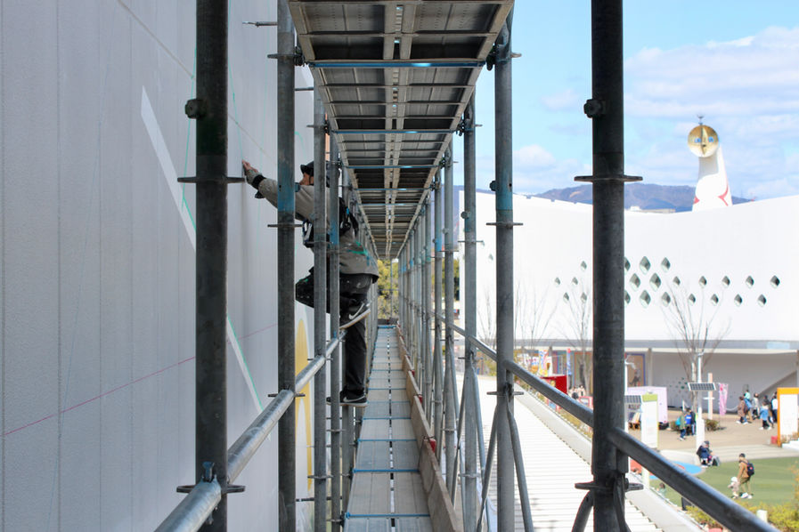 <img src="mural.jpg" alt="大阪・吹田のムラサキスポーツの施設に描かれたミューラル">