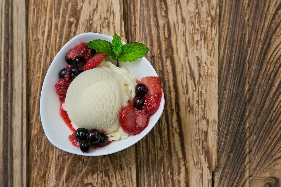 Helado de vainilla con frutos rojos