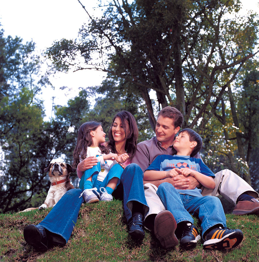 familia con perro en parque