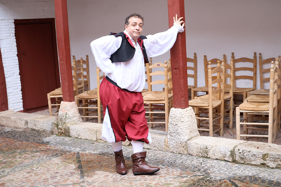 El "Alojero" del Corral de Comedias de Almagro, vestido con un traje típico de la época, nos guía por el patio del corral, explicando la historia y el funcionamiento de las representaciones teatrales del siglo de oro español.