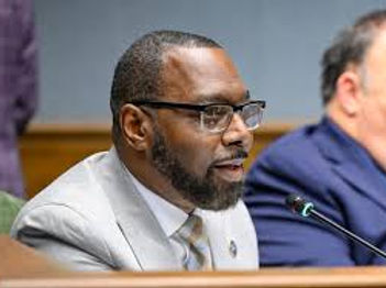 alonzo at mic.jpg